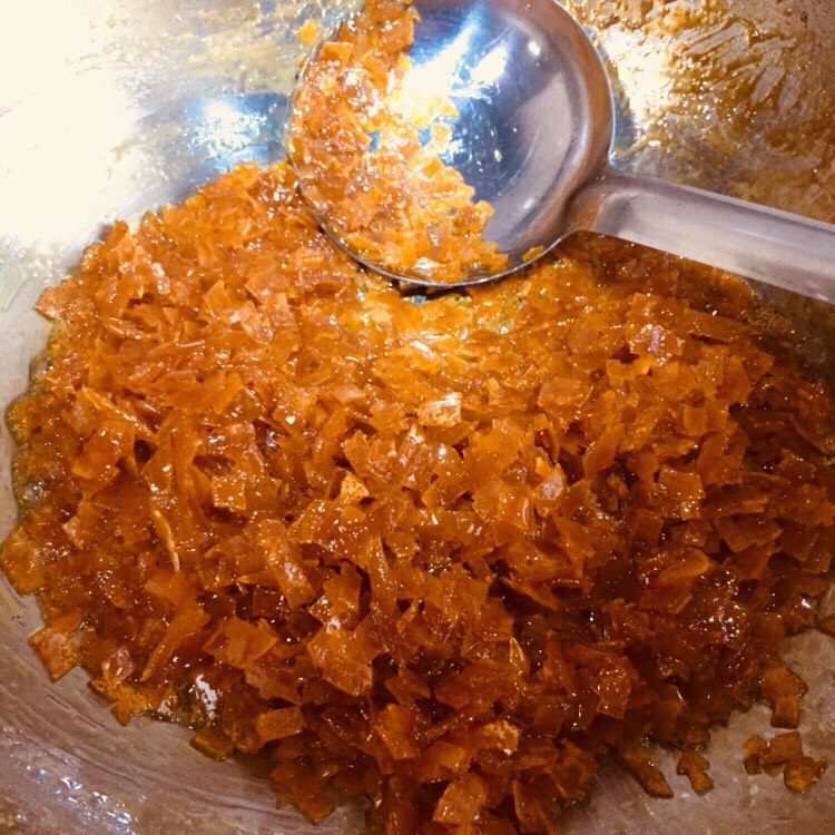 糖渍橙皮,继续煮煮煮,到这种情况,水份蒸发掉就可以了,立刻关火,晾凉准备装瓶