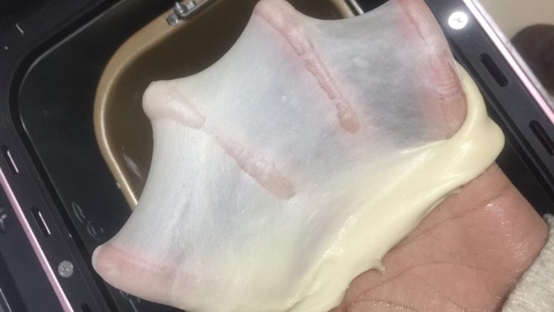 奶香土豆泥餐包,加入黄油后揉至图上的状态,可以看得出来面团水量特别大
