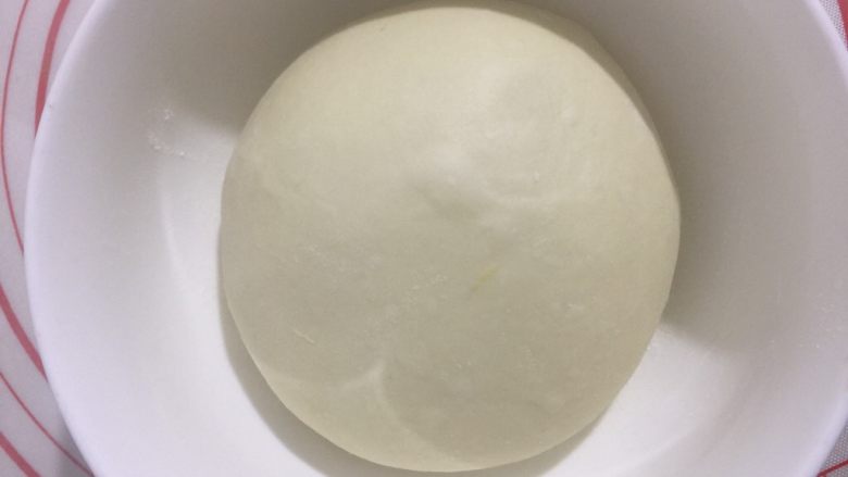 奶香土豆泥餐包,取出面团稍微整形滚圆放入碗中准备进行一发,26-28度,时间大概60-90分钟内,