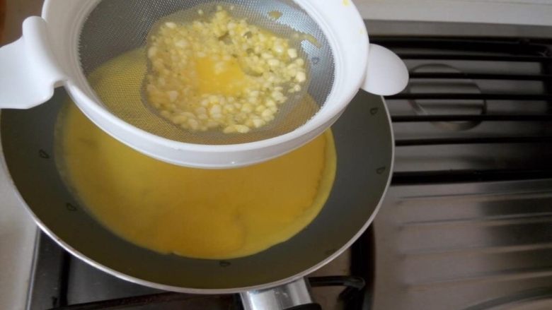 宝宝辅食-紫薯芋头蛋卷,将鸡蛋液快速过滤到锅中,摇晃均匀,待鸡蛋饼定型后,翻过面再煎一会,记得小火奥!