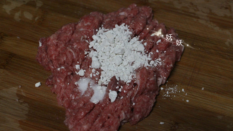 雪梨肉饼汤,猪肉用搅拌机搅成泥,几秒钟搞定,然后加一勺葛粉,一勺盐,几滴<a style='color:red;display:inline-block;' href='/shicai/ 729'>姜汁</a>,剁进肉泥里。