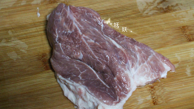 雪梨肉饼汤,前腿瘦肉一块,洗干净。