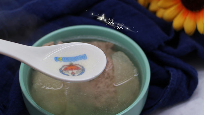 雪梨肉饼汤,加入适量的热水,然后用汤勺轻轻推动一下肉饼,这样不会粘锅。