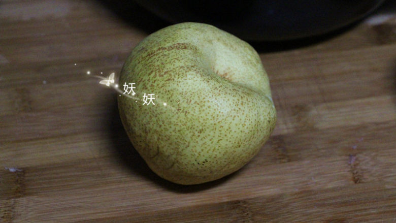 雪梨肉饼汤,<a style='color:red;display:inline-block;' href='/shicai/ 2111'>雪梨</a>一个,选择汁水多的,口感越甜越好。