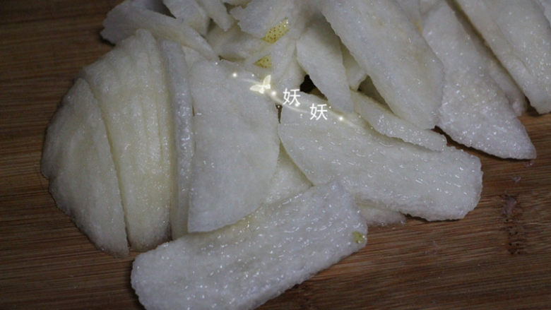 雪梨肉饼汤,去皮,切成片状。