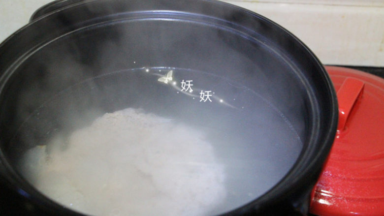 雪梨肉饼汤,不要添加过多的调味料,遮盖汤本身的鲜美鲜甜。