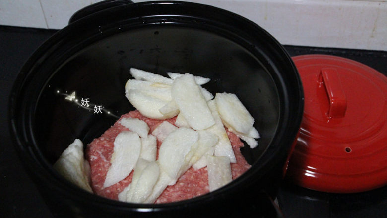 雪梨肉饼汤,大火烧开,小火煮上20分钟即可,出锅前尝下味道,再添加少量的盐即可。