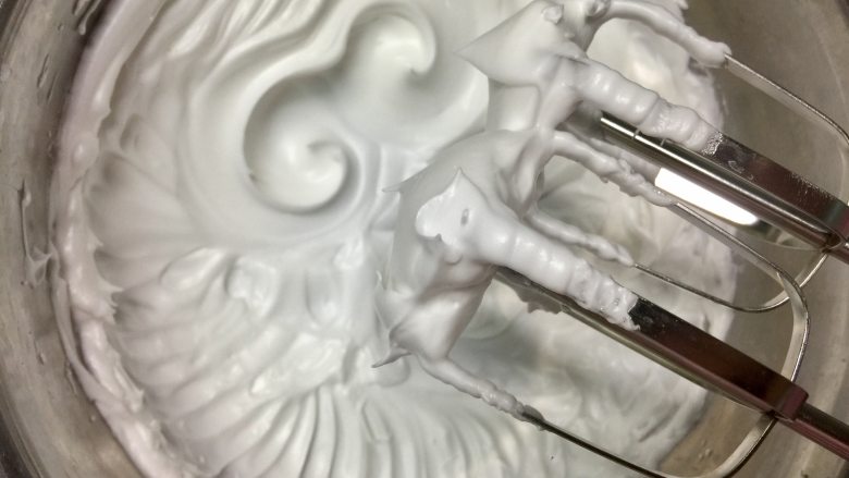 圣诞老人&圣诞树吐司#诞愿有你#,打发至硬性发泡,提起打蛋头出现小尖角,倒扣鸡蛋盆。蛋清不会滑落,就打发好了。