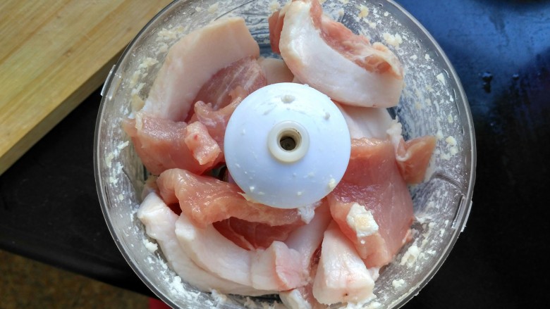 酸辣馄饨,<a style='color:red;display:inline-block;' href='/shicai/ 414'>猪肉</a>切成小块,放入料理机打成肉馅