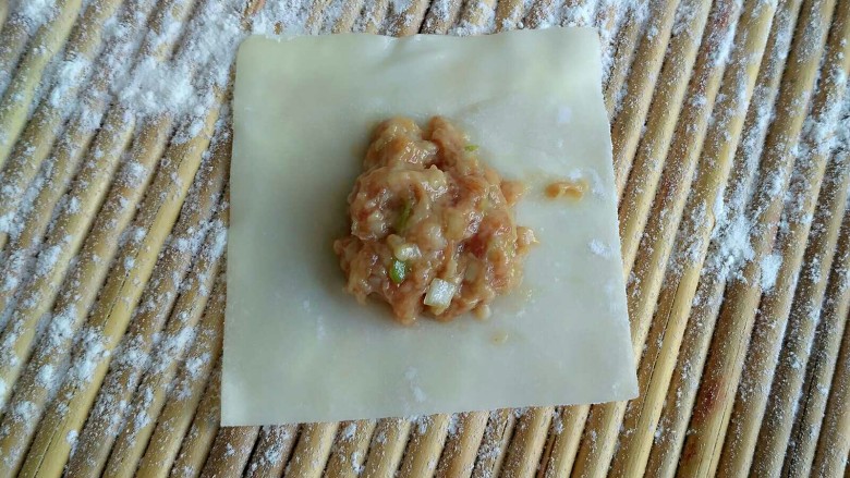 酸辣馄饨,取一张皮,放适量馅,皮的上方用手指抹上一道水
