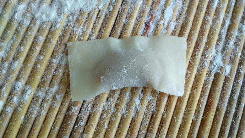 酸辣馄饨,对折,捏合
