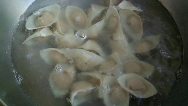 酸辣馄饨,锅开了,先煮馄饨。