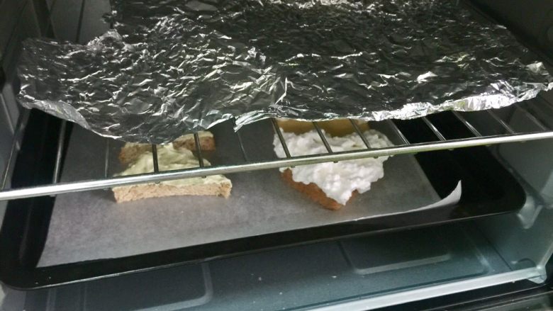 圣诞老人&圣诞树吐司#诞愿有你#,为了防止上色,可以如图在烤盘上一格放上烤网,烤网上铺上锡纸,不要直接盖在吐司片上,以免黏上蛋清。