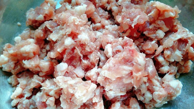猪肉芹菜饺子,五花肉一斤,剁成肉馅儿备用