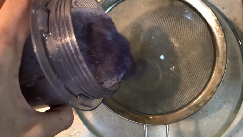 梦幻星空粉丝,紫甘蓝放料理机打碎滤汁备用