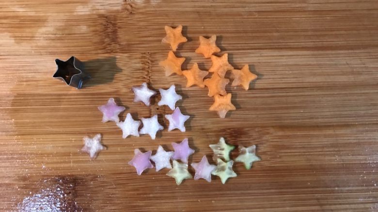 梦幻星空粉丝,用模具切出星星造型,我用了胡萝卜、黄瓜和洋葱,你可以选别的食材