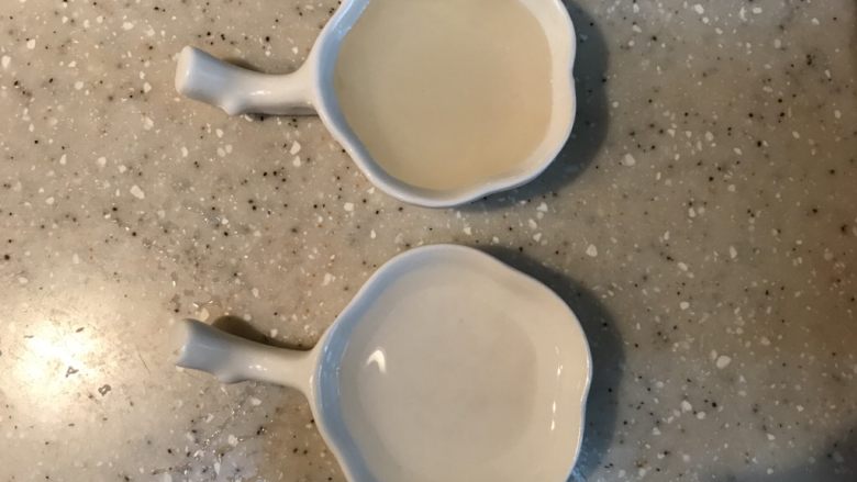 梦幻星空粉丝,准备好染色的食材,一勺寿司醋(米醋、白醋都行),一小勺小苏打加水调匀
