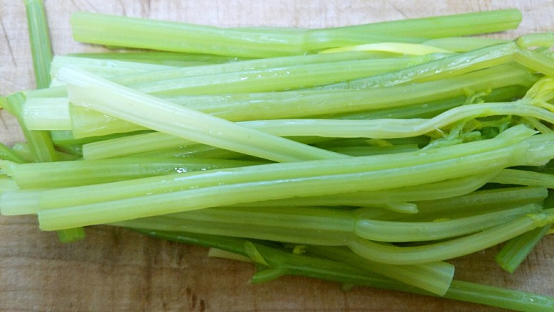 猪肉芹菜饺子,<a style='color:red;display:inline-block;' href='/shicai/ 125'>芹菜</a>摘姨干净以后,在开水里烫熟
