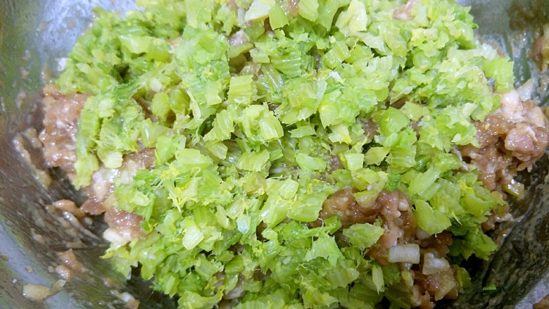 猪肉芹菜饺子,切成碎末,用力挤出水分,放在肉馅儿里搅拌