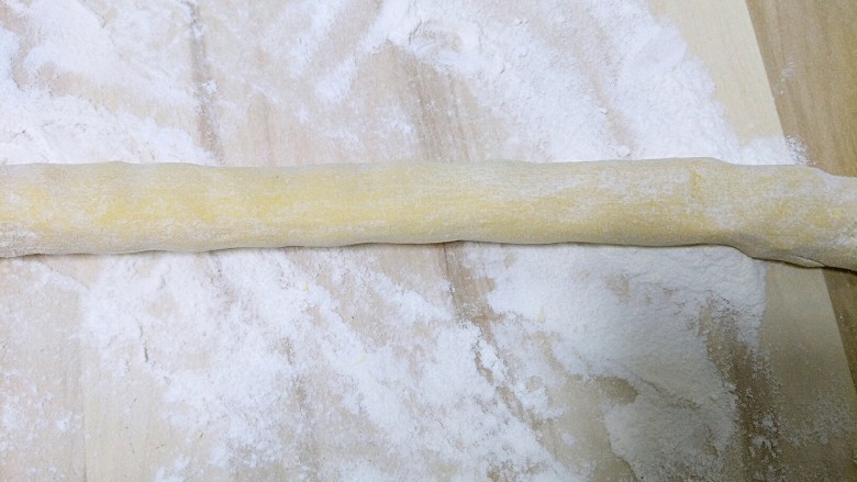 猪肉芹菜饺子,取一块面团,搓成圆柱形