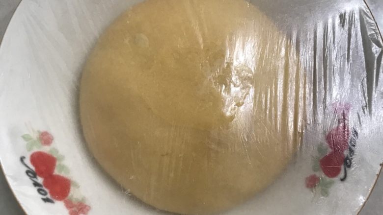 南瓜烫种炼乳吐司,5 拿出来整圆放在碗里盖上保鲜膜,放在简易发酵箱温度控制在27 度一发。