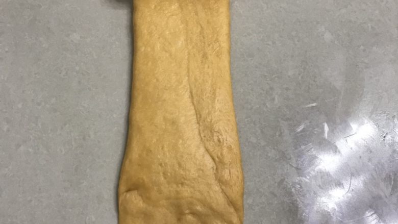 南瓜烫种炼乳吐司,16从上向下自然卷起,2.5 圈为标准,全部做完。