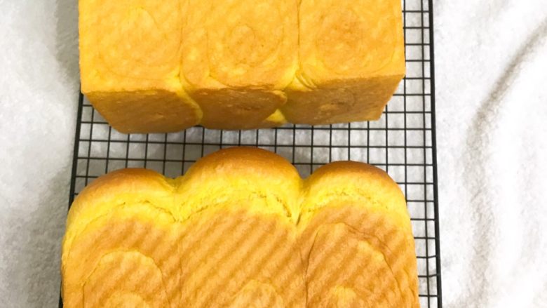 南瓜烫种炼乳吐司,20发酵9 分满,送进提前预热好的烤箱中下层,上下火170 度42分钟,刚上色就立马盖上锡纸。出炉后震二下立即脱模,侧放在烤网上凉至手温密封保存。