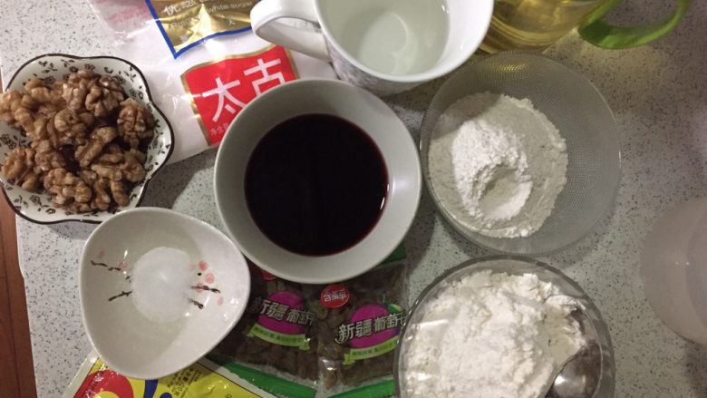 全麦坚果软欧,准备材料:油最好选用黄油,因为我这里天太冷了,黄油室温软化不了,所以我改用色拉油