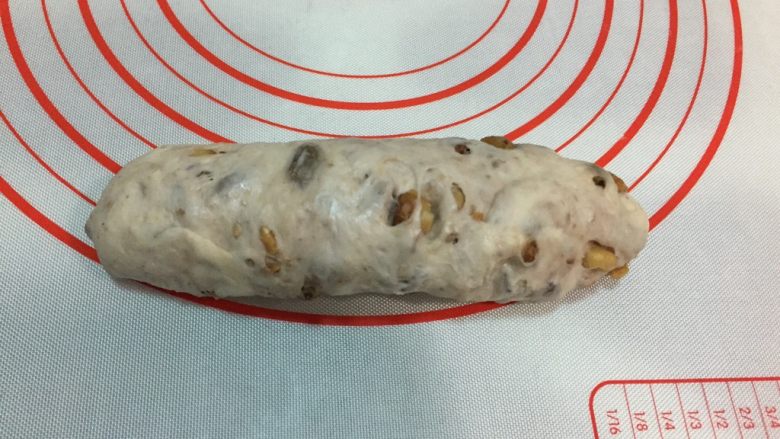 全麦坚果软欧,或擀成椭圆型从上往下卷起,捏紧收口朝下放入烤盘,盖上保鲜膜
