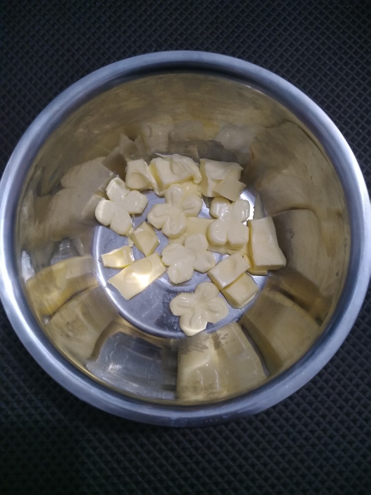 超美味黄油曲奇,两个黄油混合,软化到可以用手按出坑。使用两种黄油可以增加风味儿。