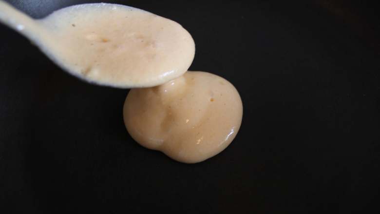 胡萝卜松饼(适合12个月龄以上的宝宝),小火热锅 用汤匙取一勺面糊