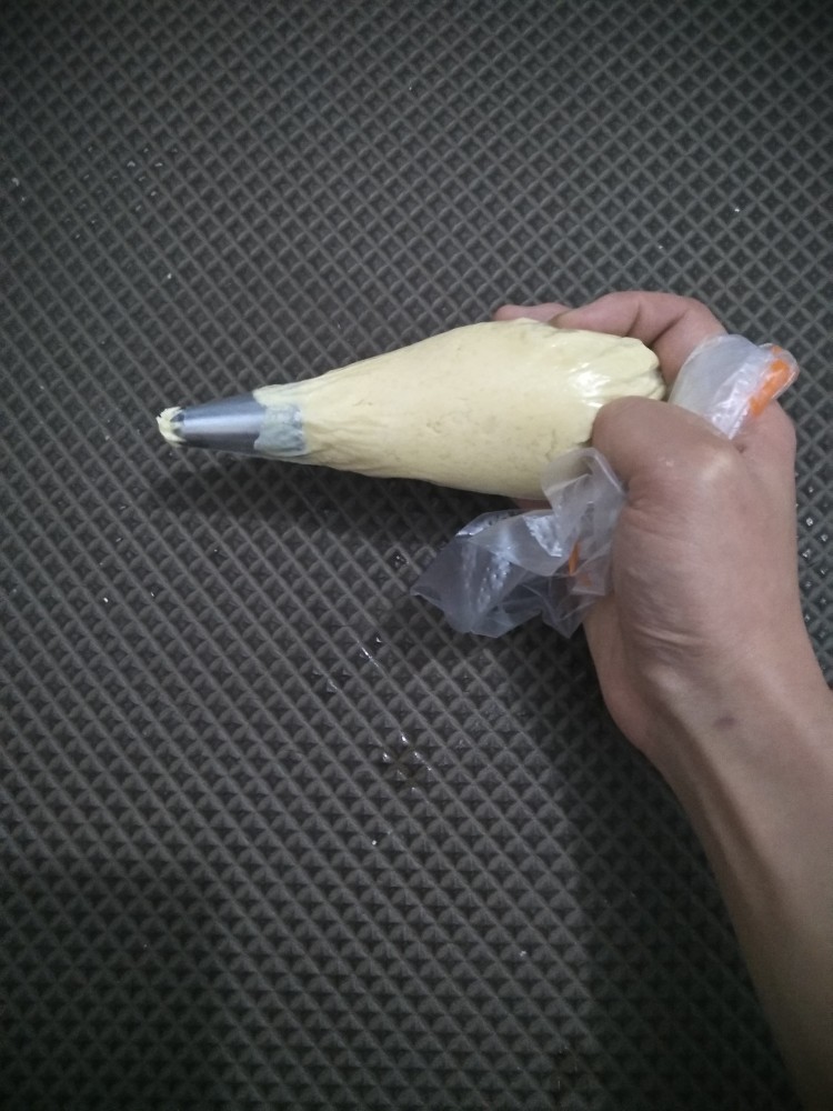 超美味黄油曲奇,一定要少量多次的装面糊,这个不好挤。新手宝宝们可以用那种布裱花袋。