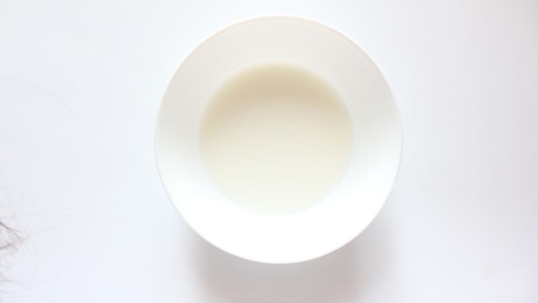 西兰花胡萝卜鸡蛋蒸糕(适合12个月龄以上的宝宝),淀粉加适量的白开水,做成水淀粉