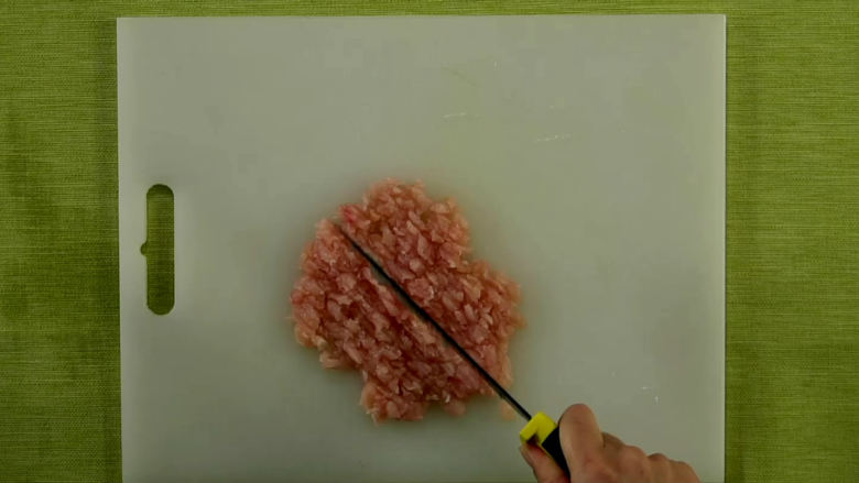 有了这道鸡肉饼,宝宝再也不馋油炸食品!,<a style='color:red;display:inline-block;' href='/shicai/ 94'>鸡肉</a>剁成泥