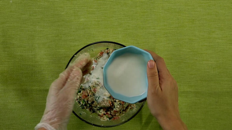 有了这道鸡肉饼,宝宝再也不馋油炸食品!,倒入适量的<a style='color:red;display:inline-block;' href='/shicai/ 219'>牛奶</a>