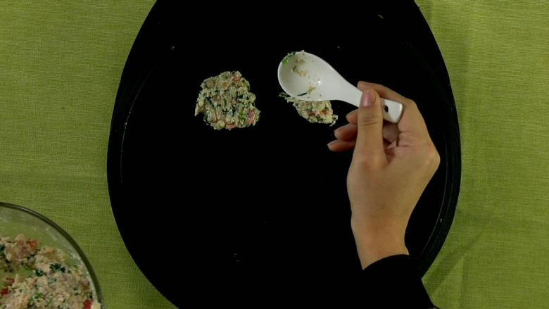 有了这道鸡肉饼,宝宝再也不馋油炸食品!,用勺子将面糊压圆