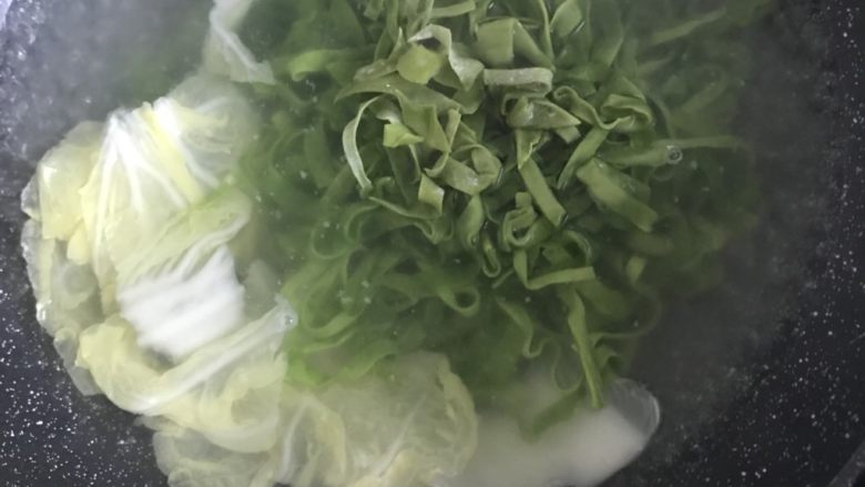 零失败手工菠菜面,放入面条