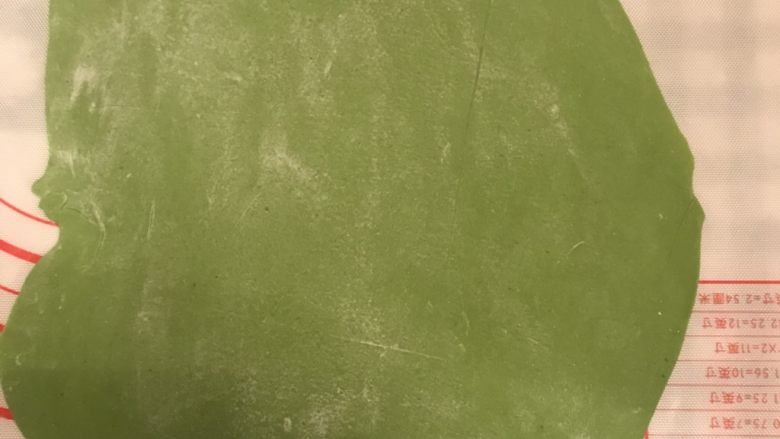 零失败手工菠菜面,取一小团擀成不回缩的薄片,如果回缩需要继续松弛