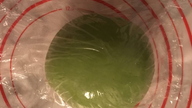 零失败手工菠菜面,盖上保鲜膜松弛30分钟