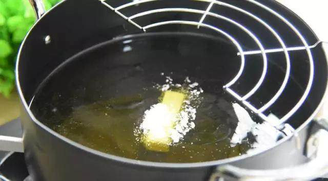 潮汕舌尖甜品反沙芋头 外表金黄酥脆口感外甜内糯,油温热至7成热时,转小火下芋头条