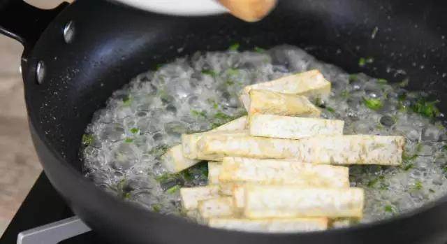 潮汕舌尖甜品反沙芋头 外表金黄酥脆口感外甜内糯,.转小火不停搅拌至糖浆变成密集小泡,迅速倒入芋头翻炒,裹上糖浆