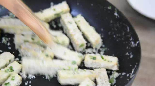 潮汕舌尖甜品反沙芋头 外表金黄酥脆口感外甜内糯,端锅离火并继续保持翻炒,炒至芋头表面均匀结上白霜