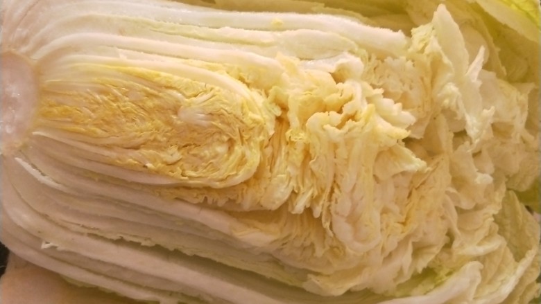 中式辣白菜,黄心大<a style='color:red;display:inline-block;' href='/shicai/ 114'>白菜</a>对半切开,一层一层的抹盐,腌个一天一夜,然后洗干净沥干水分!
