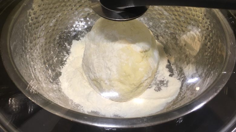 松软豆沙豆渣饼,在温暖的地方醒发半小时,因为有豆渣,面团很软所以撒一些面粉