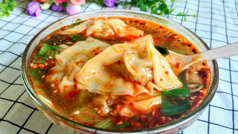 酸辣馄饨,喜欢吃辣的可以像我一样放些<a style='color:red;display:inline-block;' href='/shicai/ 6195'>油辣椒</a>,多放点醋,酸辣可口呢。