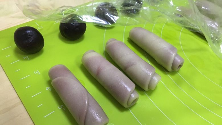 桃花酥,从牛舌状面团的一头卷起,盖上保鲜膜松弛15分钟