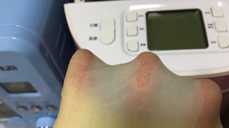 桃花酥,揉到面团可以拉出薄膜,再次滚圆面团,包上保鲜膜备用