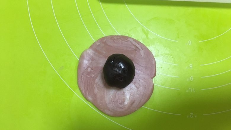桃花酥,擀成圆形,包入红豆沙