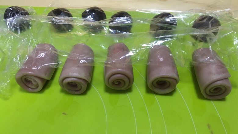桃花酥,再一次卷起,盖上保鲜膜,再次松弛15分钟