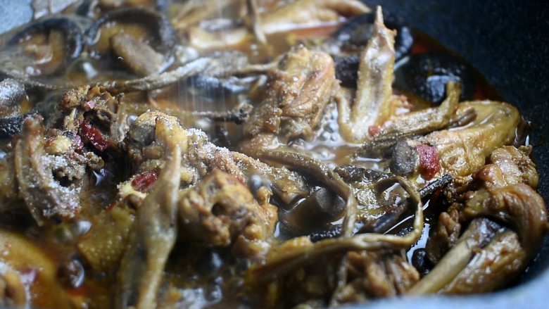 吃鸡+小鸡炖蘑菇,时间到后,尝一下咸淡,根据个人口味撒入适量的食盐